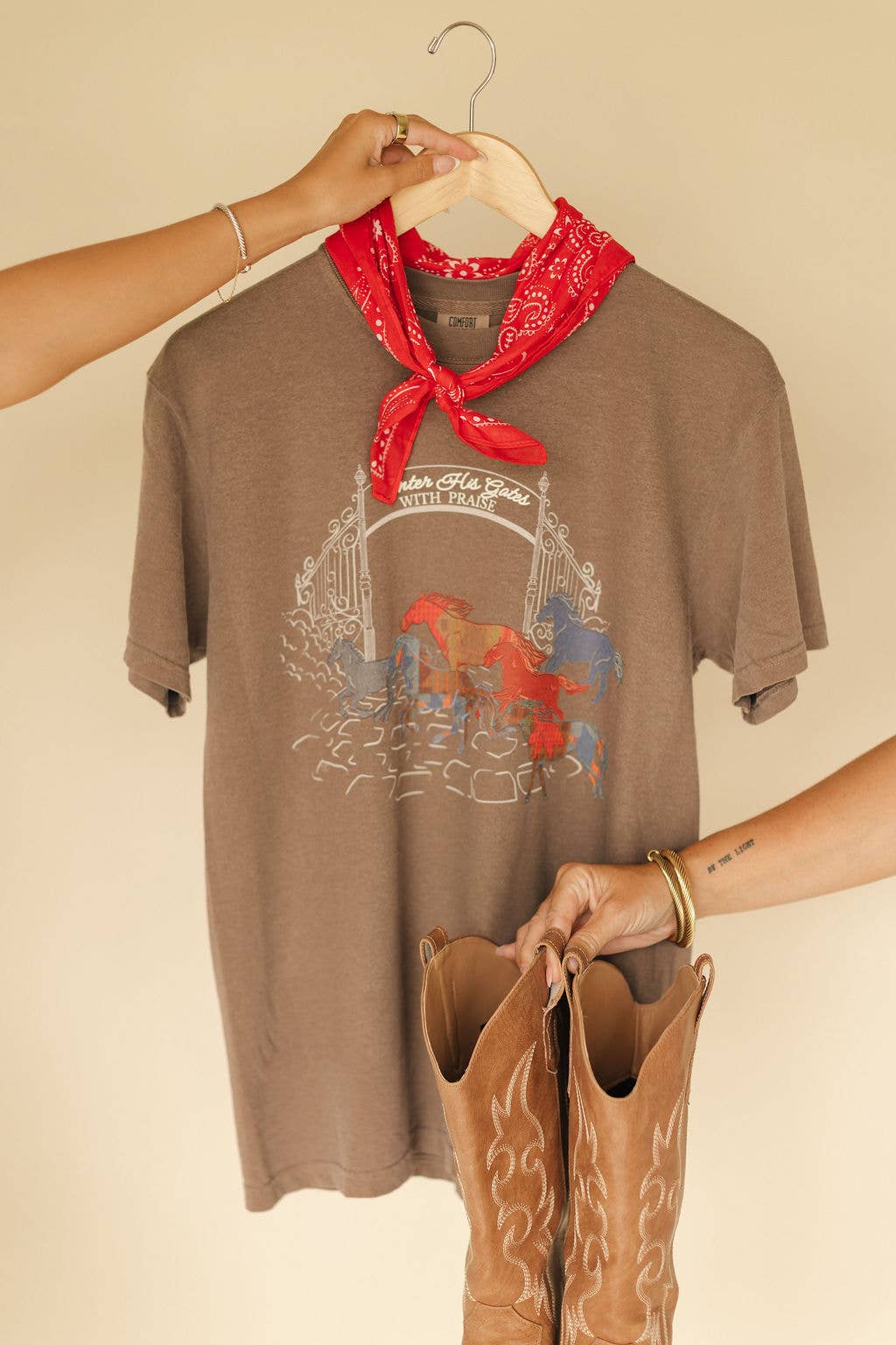 Enter His Gates With Praise Graphic Tee: Large